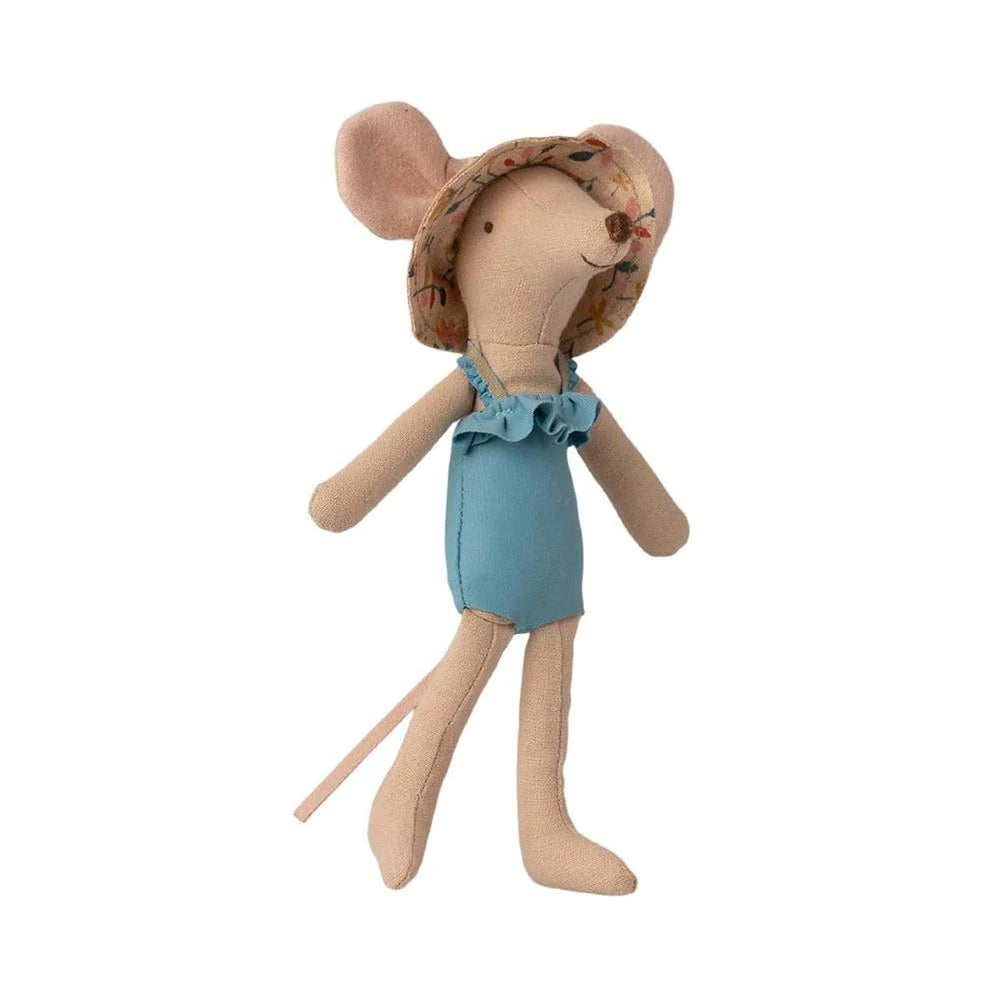 Maileg mum beach mouse in cabin de plage